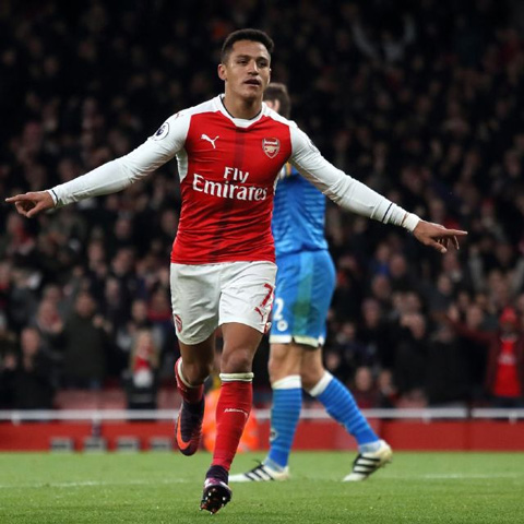 Sanchez vẫn một mình gồng gánh hàng công Arsenal