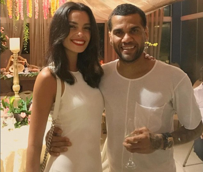 Dani Alves và cô bạn gái xinh đẹp