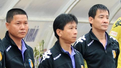 Vái lạy trọng tài, phó tướng Hà Nội FC bị kỷ luật