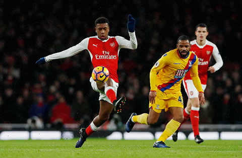 Iwobi còn quá non trong vai trò làm bóng