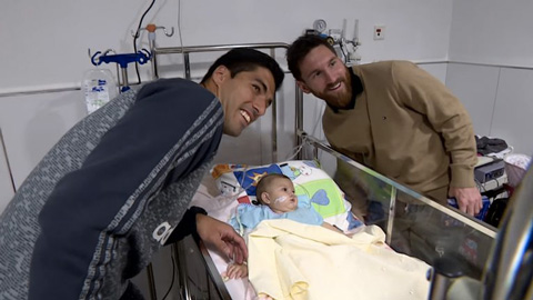 Messi, Suarez vào viện thăm con của đối thủ cũ