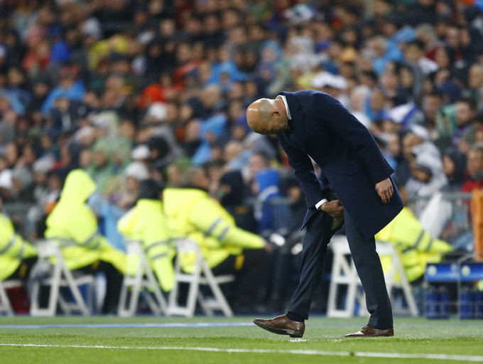 Trận thua thứ 2 là trận thua Wolfsburg 0-2 tại lượt đi vòng 1/8 Champions League. Đến trận lượt về Real lội ngược dòng ngoạn mục nhờ cú hat-trick của Ronaldo. Trận này Zidane bị rách quần