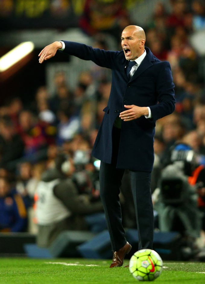 Zidane không thể vô địch La Liga nhưng ông đã giúp Real rửa nhục trước Barca bằng chiến thắng 2-1 ngay trên thánh địa Nou Camp