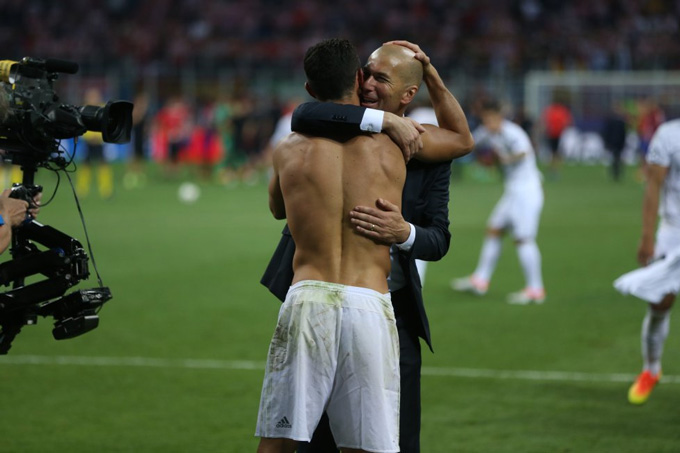 Khác với lối quản quân bằng bàn tay sắt của Benitez, Zidane thu thục lòng quân bằng uy tín của một huyền thoại và sự ân cần