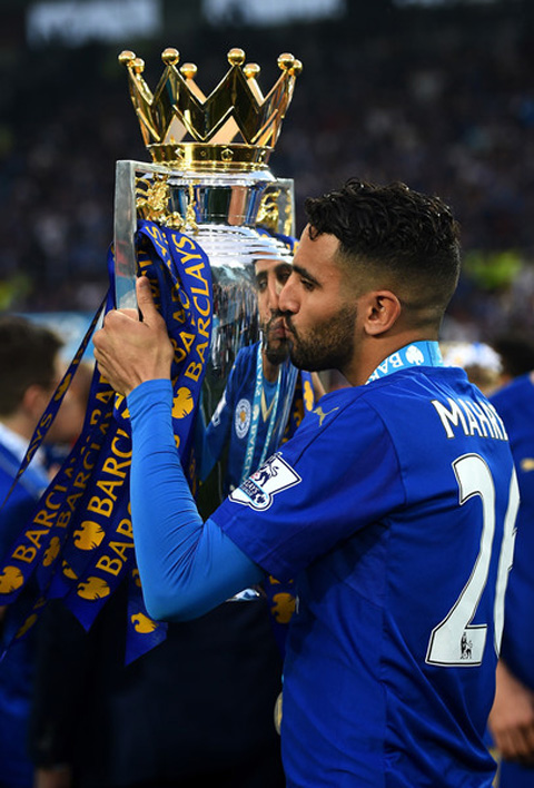 Mahrez vui sướng tột cùng khi chinh phục được chiếc cúp vô địch giải Ngoại hạng Anh cao quý