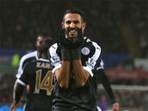 Nhờ cú hat-trick của Mahrez, Leicester đã hủy diệt Swansea 3-0 hôm 5/12/2015 để lần đầu leo lên đỉnh Premier League