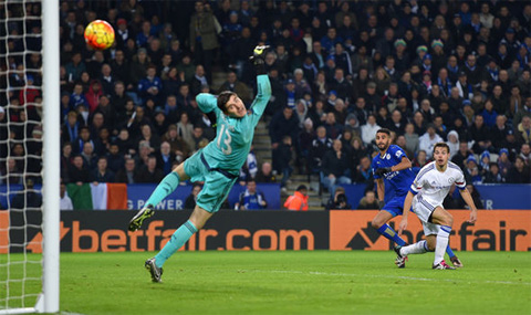 Với pha đi bóng kỹ thuật loại bỏ Azpilicueta trước khi sửa lòng vào góc cao, Mahrez đã giúp Leicester hạ Chelsea 2-1 hôm 15/12/2015, qua đó đòi lại ngôi đầu BXH mới bị mất vào tay Arsenal 