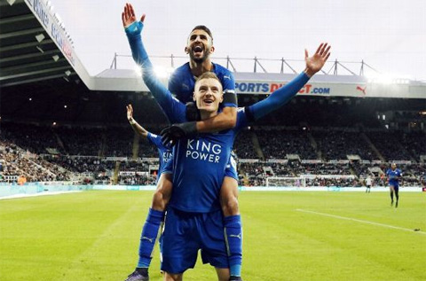 Kết thúc mùa bóng, trong khi Kante chuyển sang khoác áo Chelsea thì Mahrez và Vardy vẫn ở lại Leicester dù được nhiều đội bóng chèo kéo