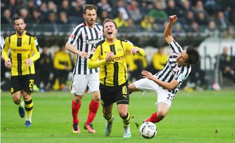 Goetze (giữa) vẫn chưa thể trở lại là chính mình kể từ khi quay về Dortmund 