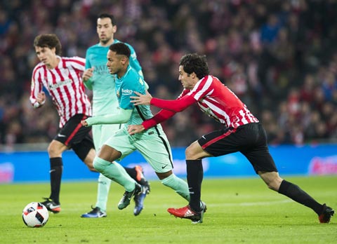 Neymar (giữa) liên tục làm khổ hàng thủ Bilbao và là điểm sáng hiếm hoi của Barca ở trận này