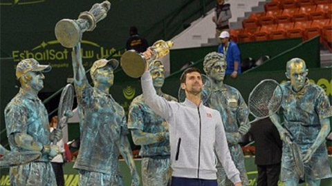 Djokovic ăn mừng ‘dị’ sau khi đánh bại Murray ở chung kết Qatar Open 2017