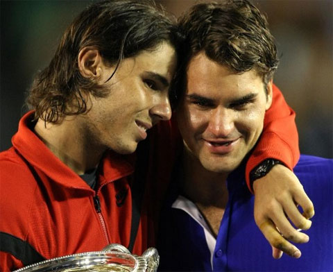 Rafael Nadal (trái) thắng Roger Federer ở chung kết Australian Open 2009.