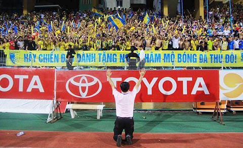 Chủ tịch Hà Nội FC Nguyễn Quốc Hội tri ân CĐV nhà sau khi vô địch