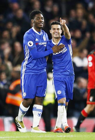 Pedro (phải) vừa đóng góp 2 bàn thắng để tiếp tục chứng tỏ tầm ảnh hưởng lớn tại Chelsea