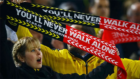 CĐV Liverpool và Dortmund được FIFA tôn vinh