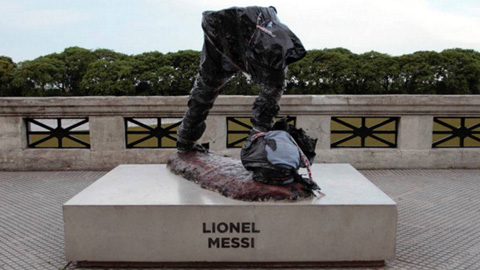 Tượng Messi bị đập nát tại quê nhà