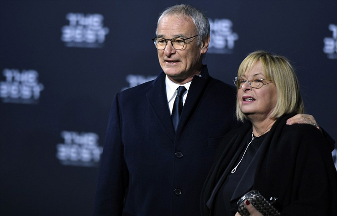 Claudio Ranieri, người đoạt giải HLV xuất sắc nhất năm bên cạnh bà vợ Rosanna