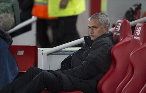 Mourinho từng cô độc trên ghế chỉ đạo