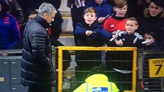 Mourinho từ chối ký tặng fan nhí