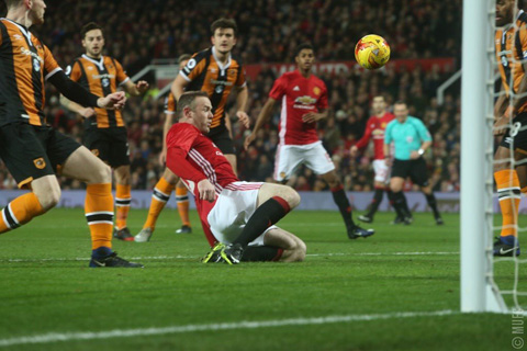Đội trưởng Rooney cũng bỏ lỡ cơ hội ngon ăn trong hiệp 1