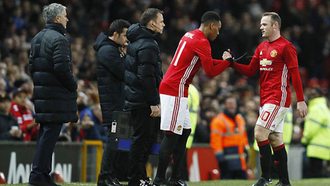 Rooney rời sân nhường chỗ cho Martial