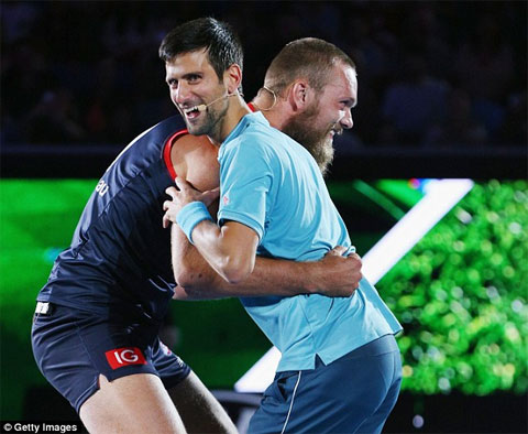 Djokovic và cấu thủ Max Gawn của đội bóng Melbourne Demons