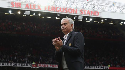 Mourinho đã không để cái bóng của người được đặt tên riêng cho một khán đài sân Old Trafford ám ảnh