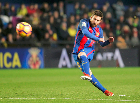 Messi tiếp tục khiến tất cả ngỡ ngàng bởi tài đá phạt