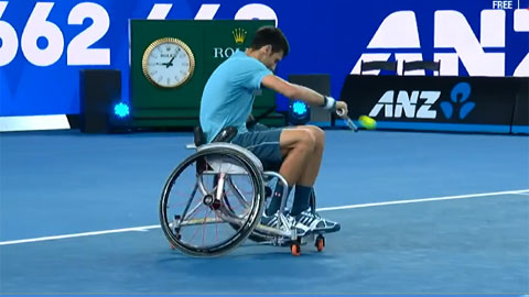Djokovic ngồi xe lăn chơi tennis