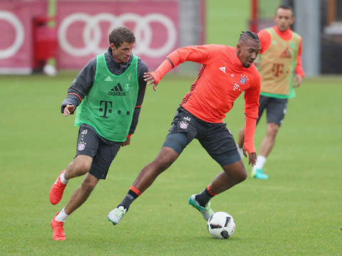 Thiago chấn thương phải nghỉ đến giữa tháng 2, hay sự phục hồi chậm của Boateng (phải) khiến Bayern chưa thể yên tâm cho lượt về