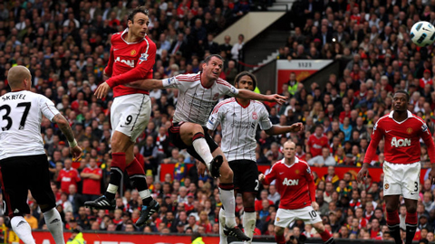 Berbatov đánh đầu ấn định tỷ số 3-2 cho M.U