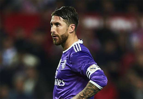 Ramos biếu cho Sevilla một bàn thắng bằng pha đốt lưới nhà vô duyên