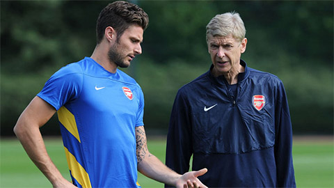 Học Oezil, Giroud kêu gọi Arsenal gia hạn với Wenger