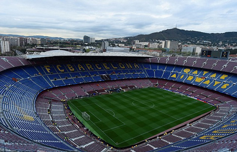 1. Nou Camp (Barcelona - sức chứa: 99.354 người). Dù đã là SVĐ lớn nhất châu Âu, song ban lãnh đạo gã khổng lồ xứ Catalan đang lên kế hoạch nâng cấp Nou Camp thành một sân đấu tiện nghi, hiện đại - tích hợp nhiều công trình phụ như khách sạn, nhà hàng, shop lưu niệm và đặc biệt sức chứa sẽ được nâng lên thành 110.000 người.