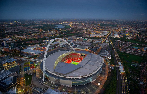 2. Wembley (Anh - sức chứa: 90.000 người): Chelsea sắp tiến hành dự án 500 triệu bảng để nâng cấp Stamford Bridge và dự định thuê sân vận động quốc gia làm đại bản doanh kể từ mùa giải 2018/19. Trước đó, Tottenham đã từng thuê sân Wembley làm sân nhà ở các trận đấu tại Champions League 2016/17.