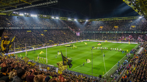 3. Westfalenstadion (Dortmund - sức chứa: 81.359 người): Westfalenstadion hay còn được biết đến với tên gọi Signal Iduna Park là sân vận động hoành tráng nhất nước Đức và luôn được lấp đầy mỗi khi đội bóng áo vàng đen ra sân.