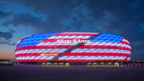 9. Allianz Arena (Bayern Munich - sức chứa: 75.000 người): Là một trong những sân vận động đẳng cấp bậc nhất châu Âu, Allianz Arena có thể chuyển thành màu đỏ của Bayern, màu xanh của CLB hạng 2 TSV 1860 Munich và màu trắng mỗi khi ĐT Đức chọn nơi đây làm địa điểm thi đấu.