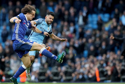 Pha vào bóng của Sergio Aguero với David Luiz xứng đáng cho Chelsea được penalty