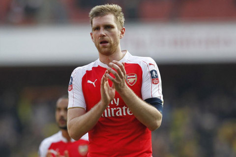 Mertesacker vẫn sẽ gắn bó với Pháo thủ