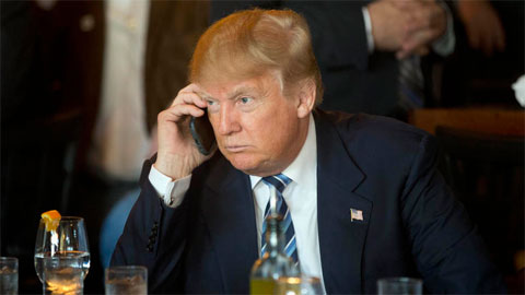 Donald Trump bị ép dùng điện thoại di động mới
