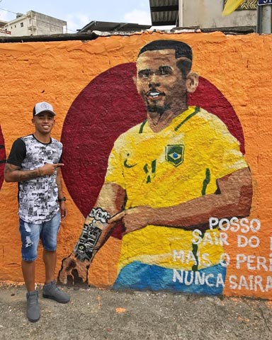 Hình Gabriel Jesus trên một bức tường ở khu ổ chuột Jardim Peri