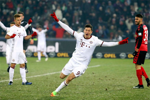 Lewandowski ghi cả 2 bàn cho Bayern