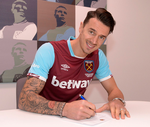 Fonte đặt bút ký vào hợp đồng với West Ham