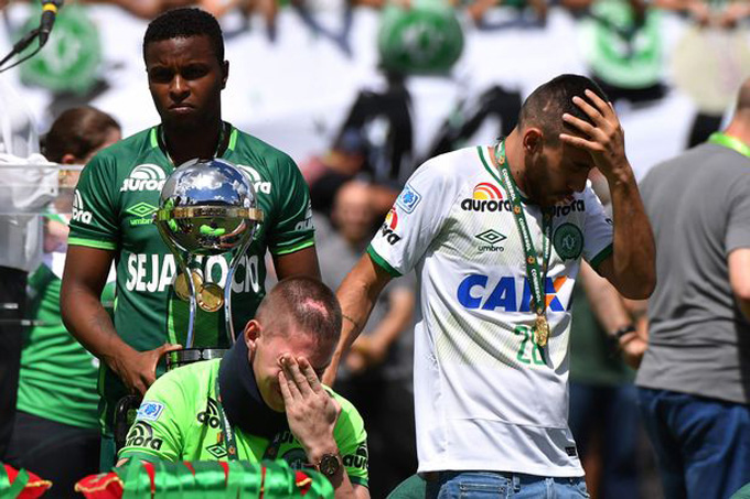 Alan Ruschel (phải), một cầu thủ Chapecoense sống sót khác đứng cùng Follmann 