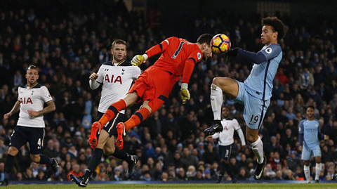 Lloris băng ra phá bóng trượt, tạo điều kiện cho Sane ghi bàn