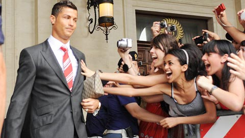 Ronaldo kiếm tiền tấn từ mạng xã hội