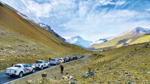 Đoàn xe Caravan khi gần tới chân núi Everest 