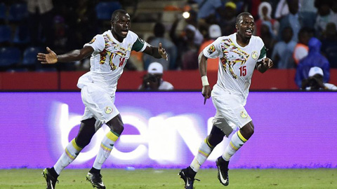 Các cầu thủ Senegal ăn mừng bàn thắng vào lưới Algeria