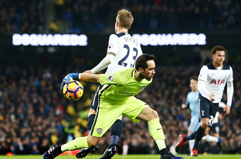 Bravo đã mắc nhiều sai lầm trong màu áo Man City