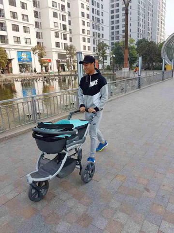 Hồng Quân rất thích được đưa con đi dạo